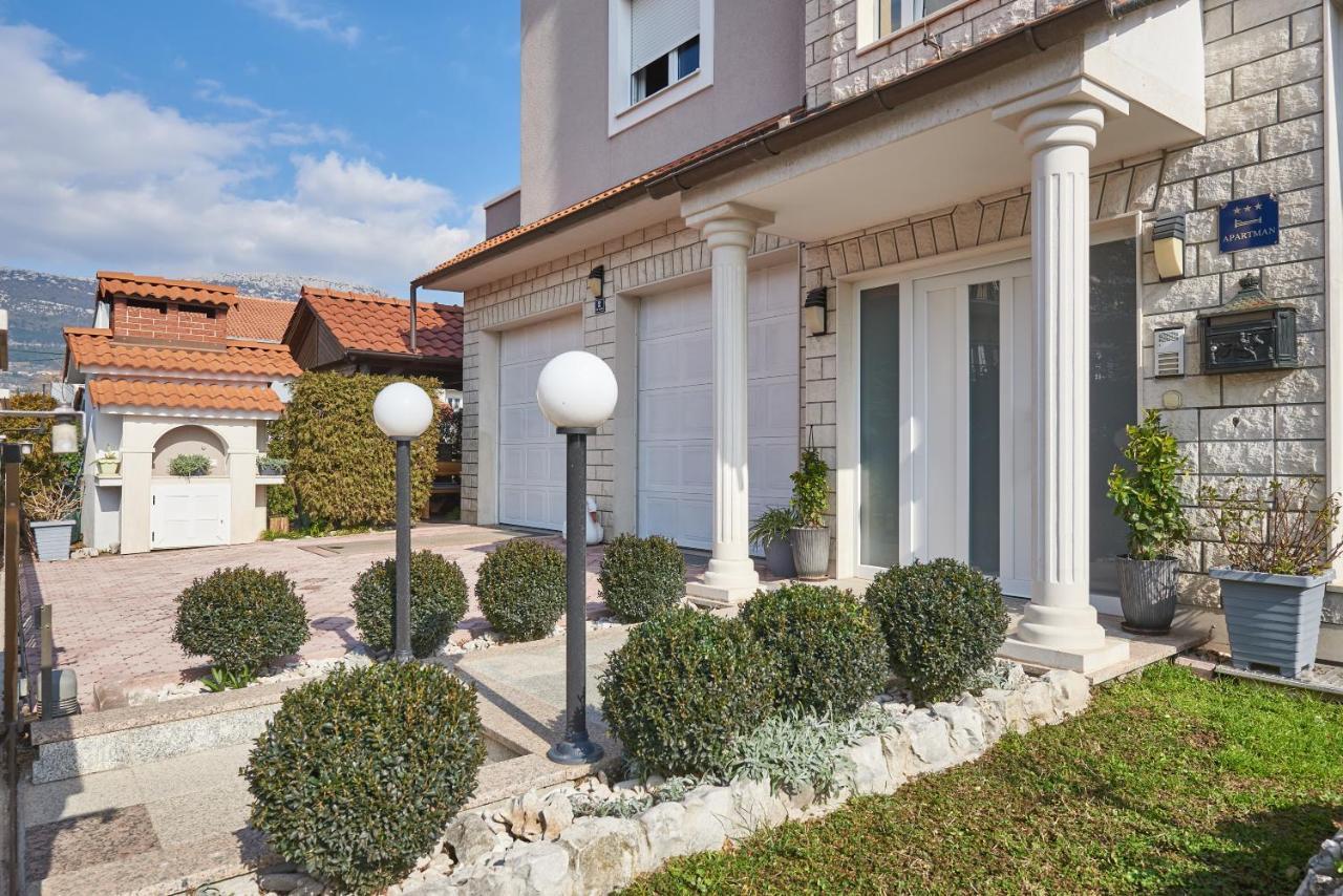 Apartments Lovric With Sea View Kaštela Exterior foto